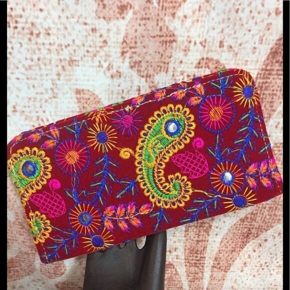 Embroidered zip clutch   - Picture 4 of 7